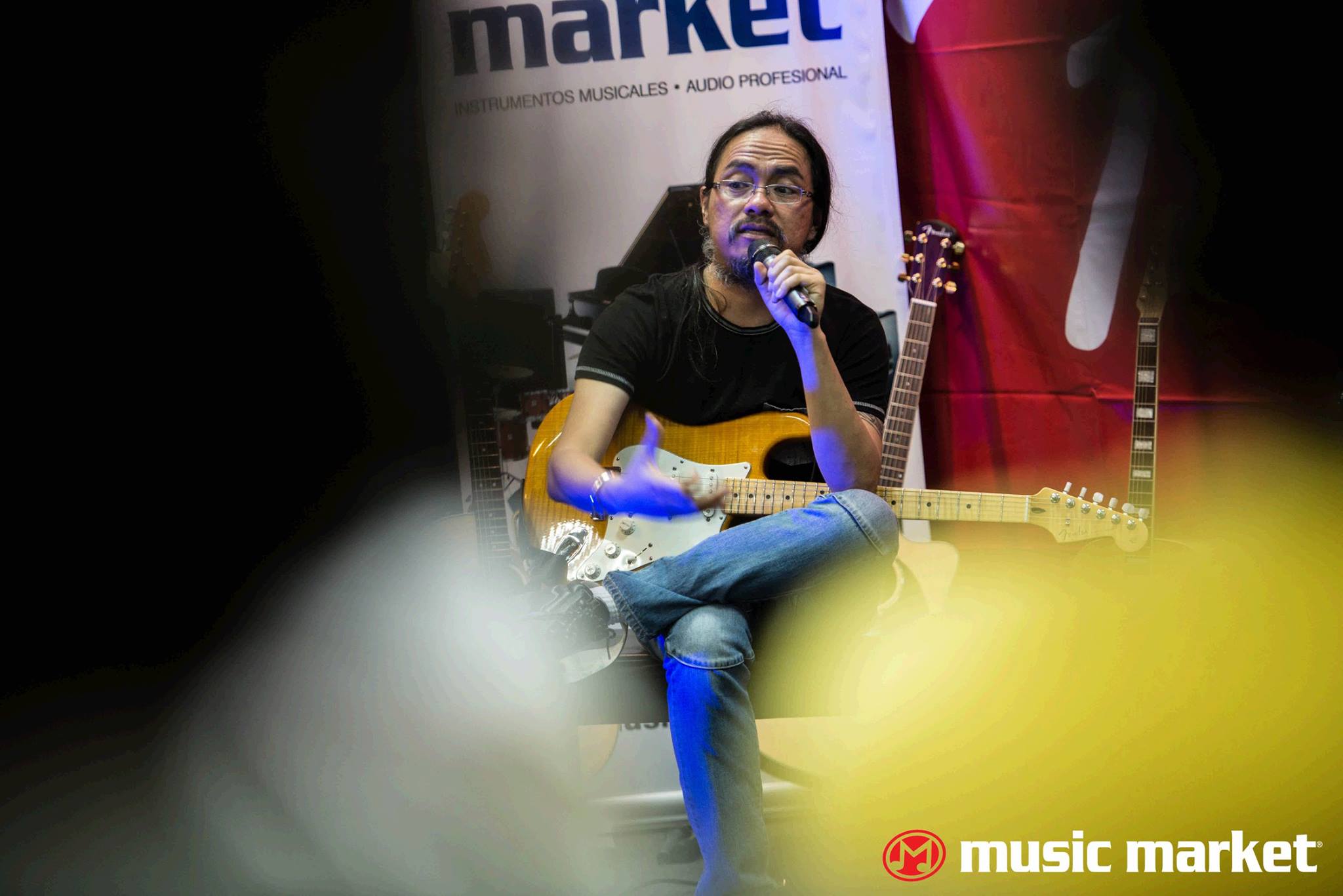 Kike Yompian explicando durante una clínica de guitarra en Music Market