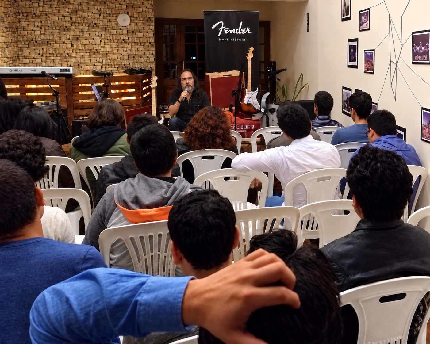 Público durante una clínica de Kike Yompian en Trujillo