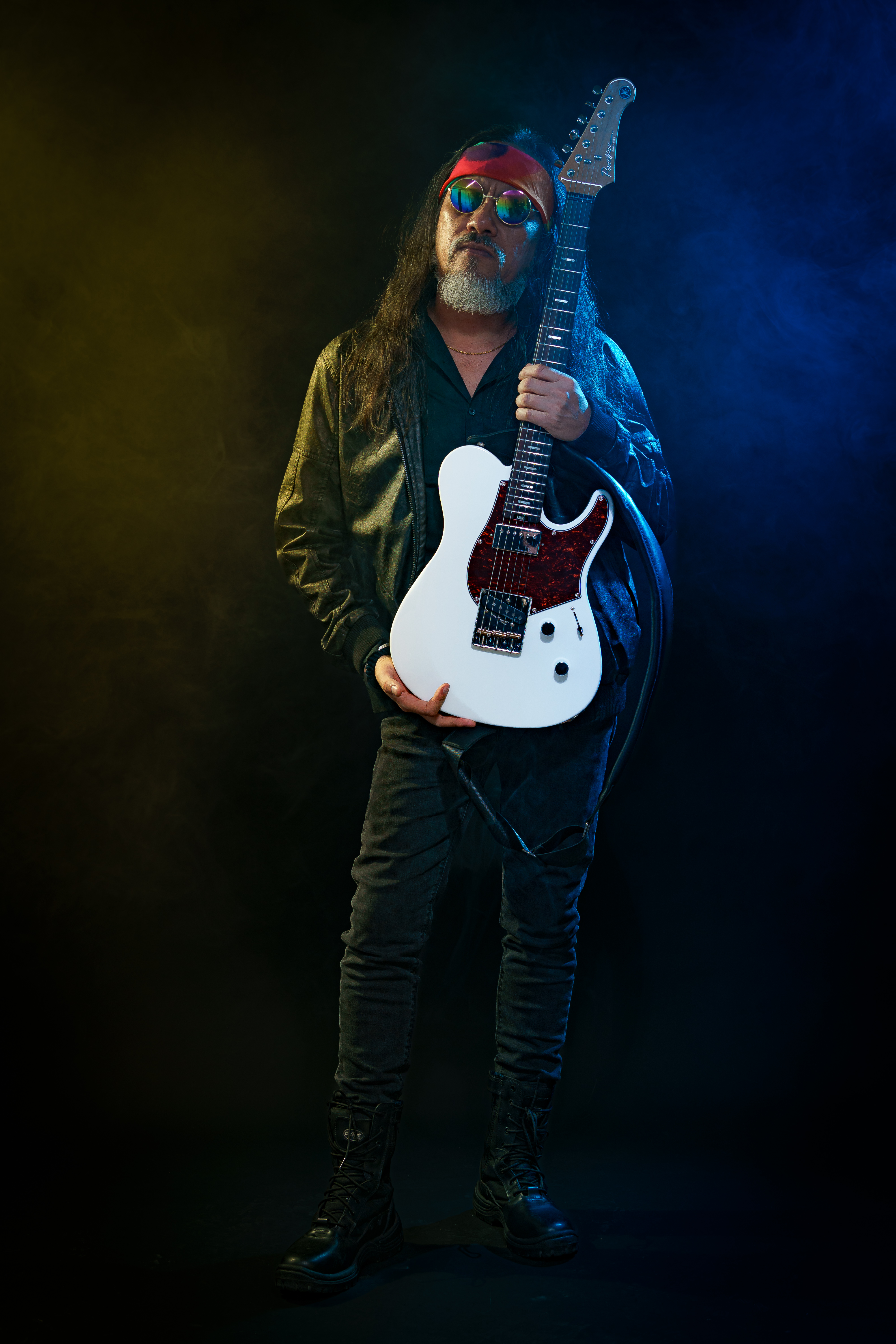 Kike Yompian con guitarra eléctrica en una sesión fotográfica