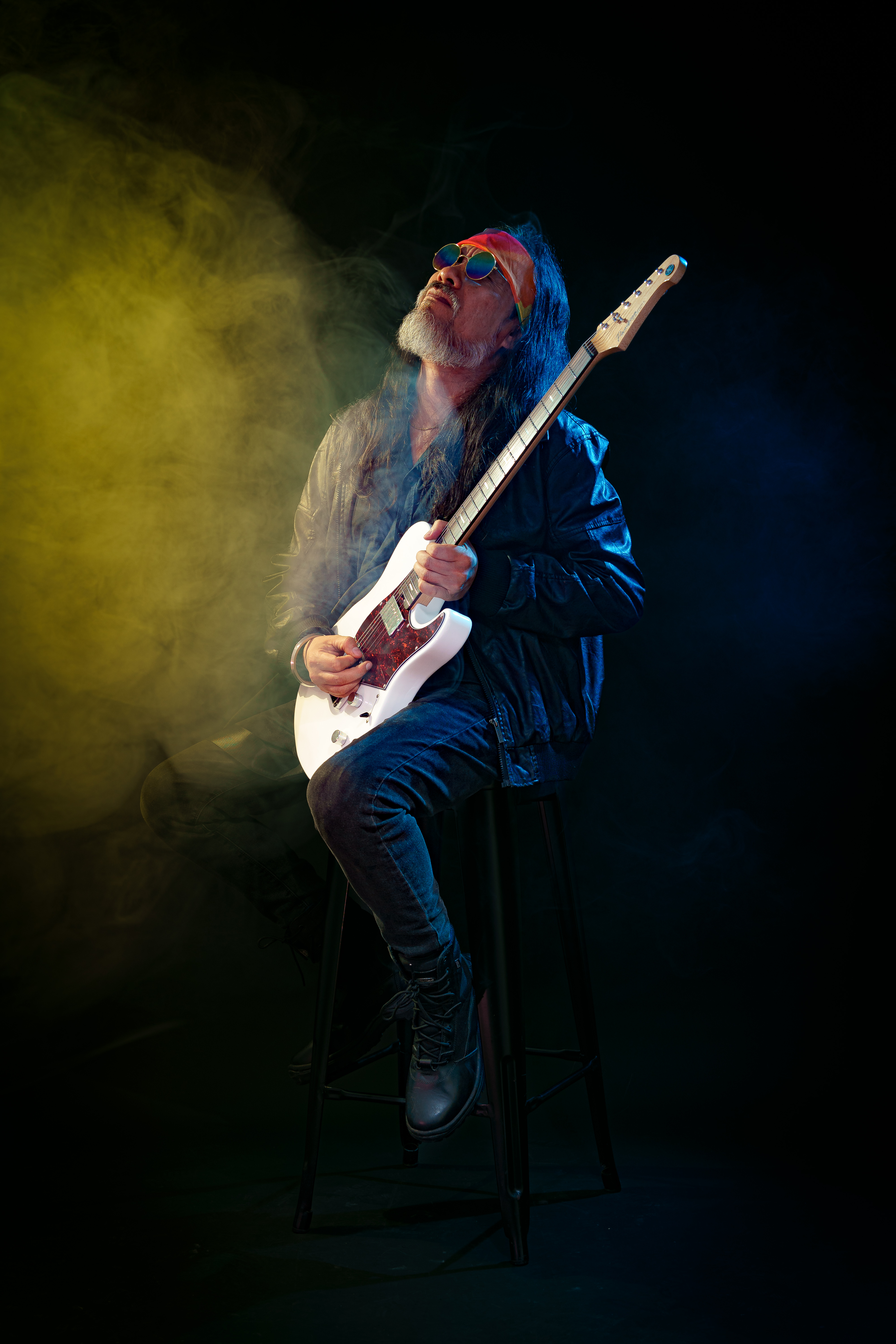 Kike Yompian interpretando guitarra eléctrica