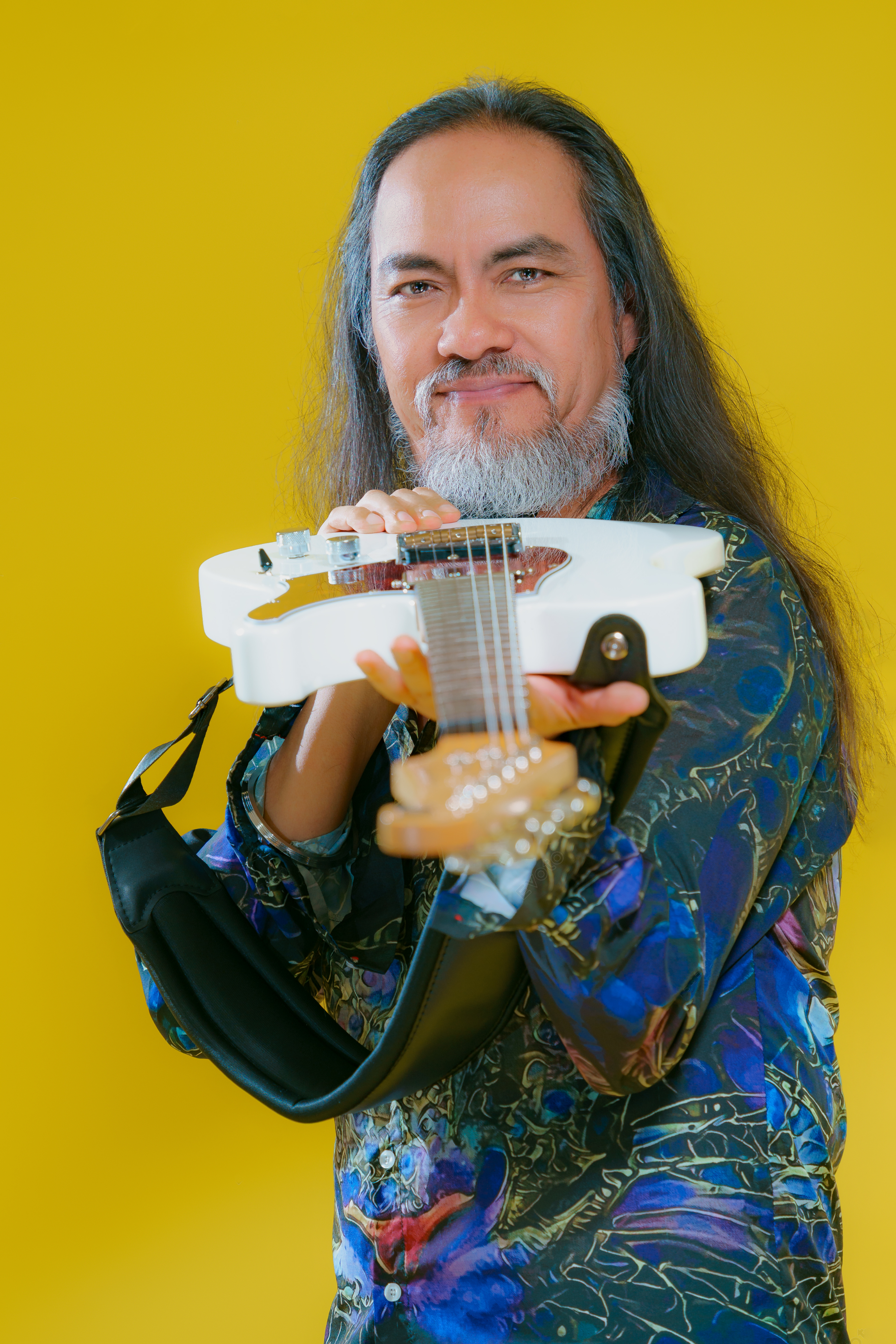 Kike Yompian en una sesión fotográfica editorial con su guitarra