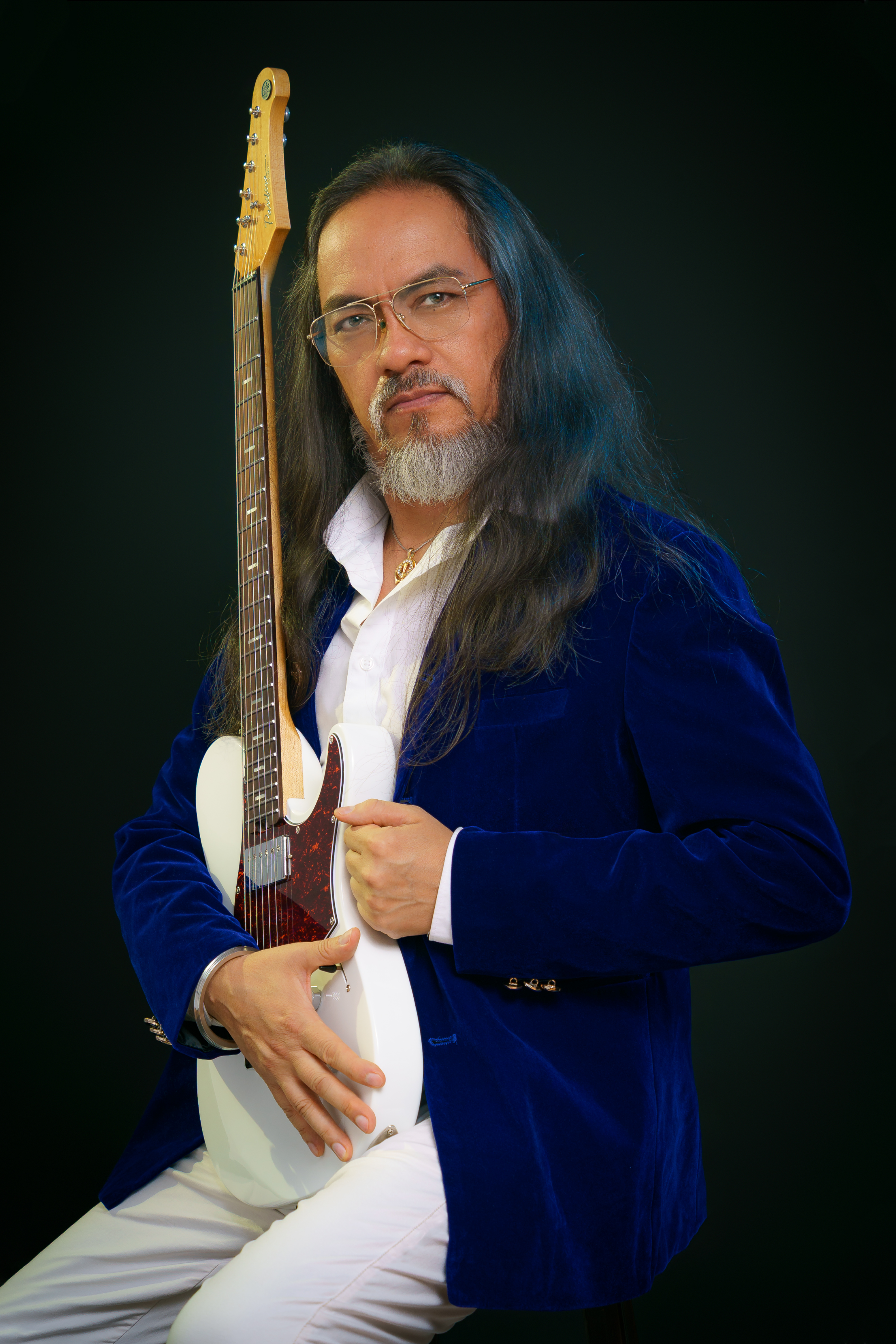 Retrato de Kike Yompian con guitarra eléctrica