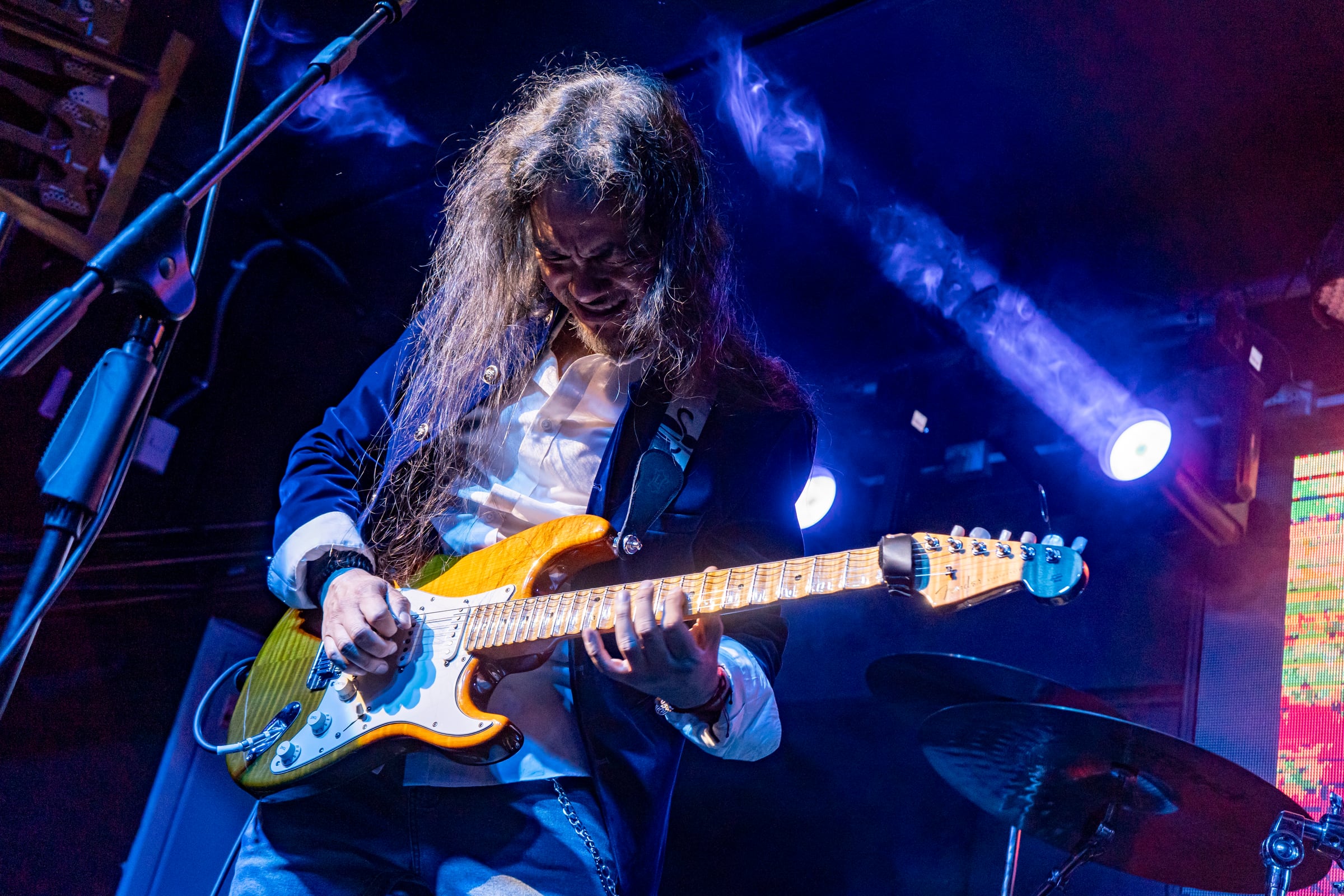 Kike Yompian interpretando guitarra eléctrica en vivo