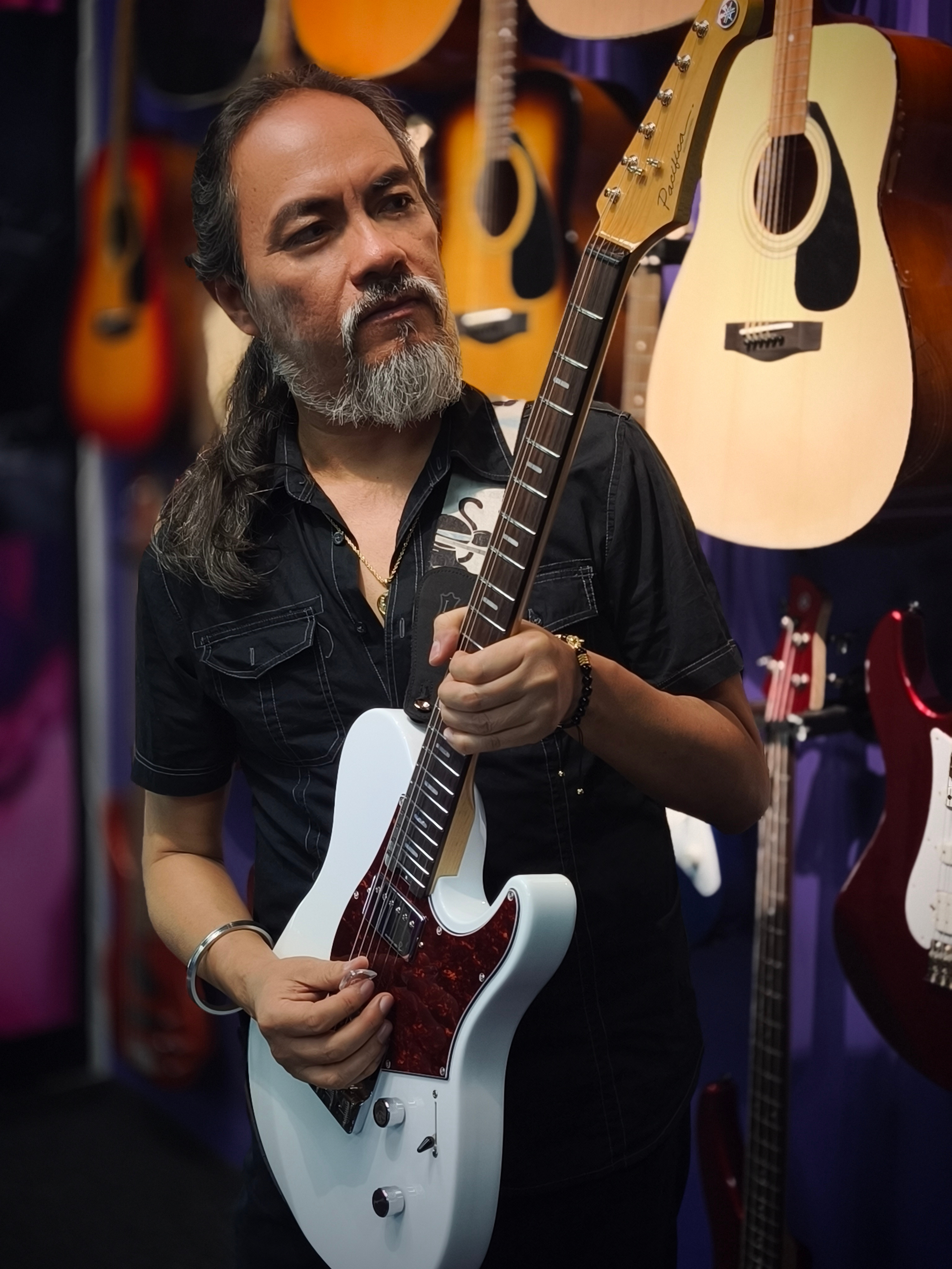 Kike Yompian con una guitarra Yamaha en Music Market